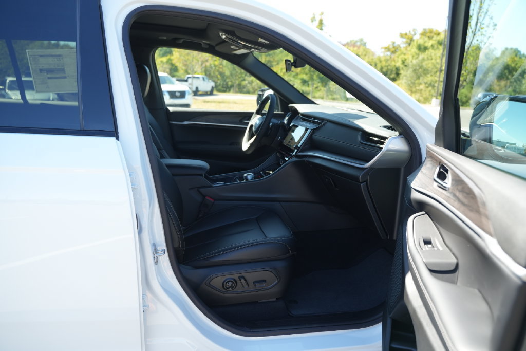New 2027 Jeep Grand Cherokee L Limited w/ Limited Altitude Package AWD/4WD image 20