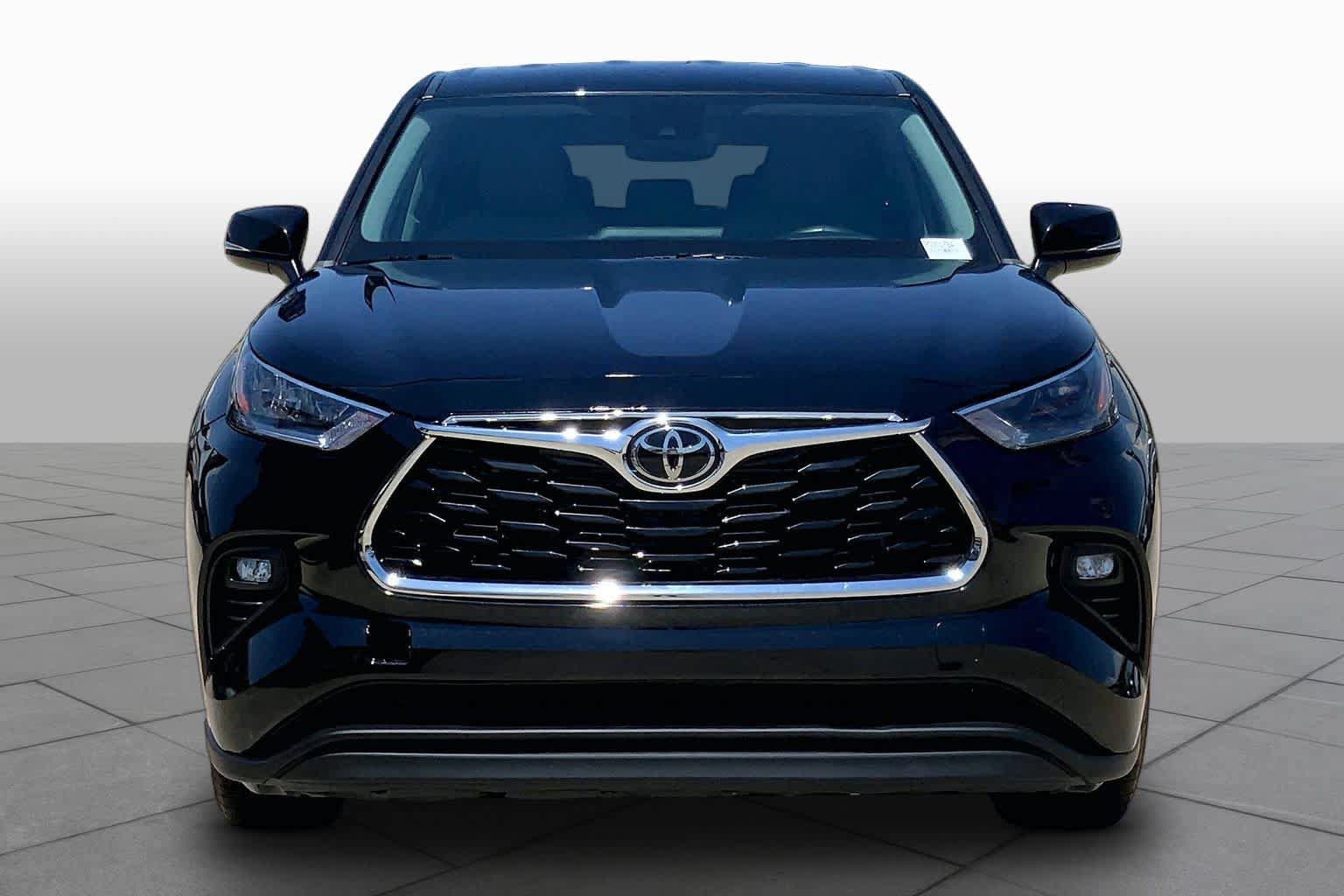 Used 2023 Toyota Highlander LE FWD image 4