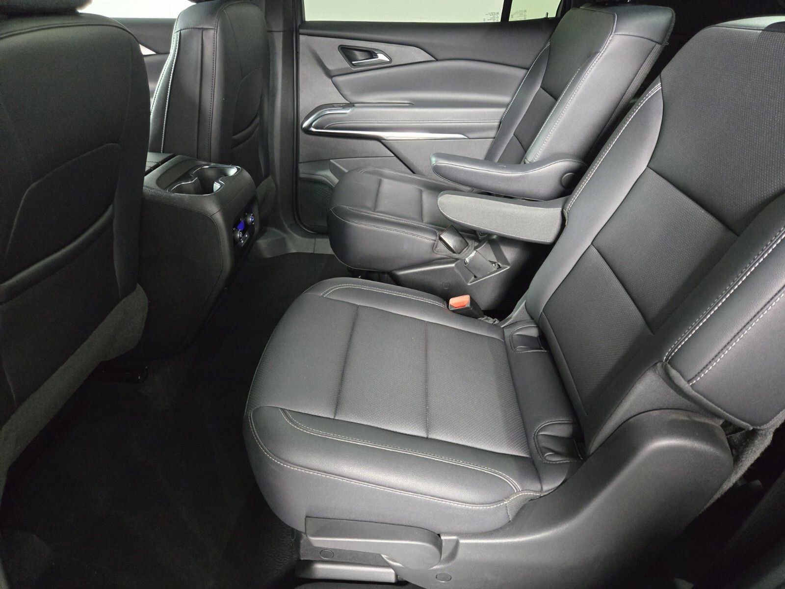 Used 2025 Chevrolet Traverse LT FWD image 11