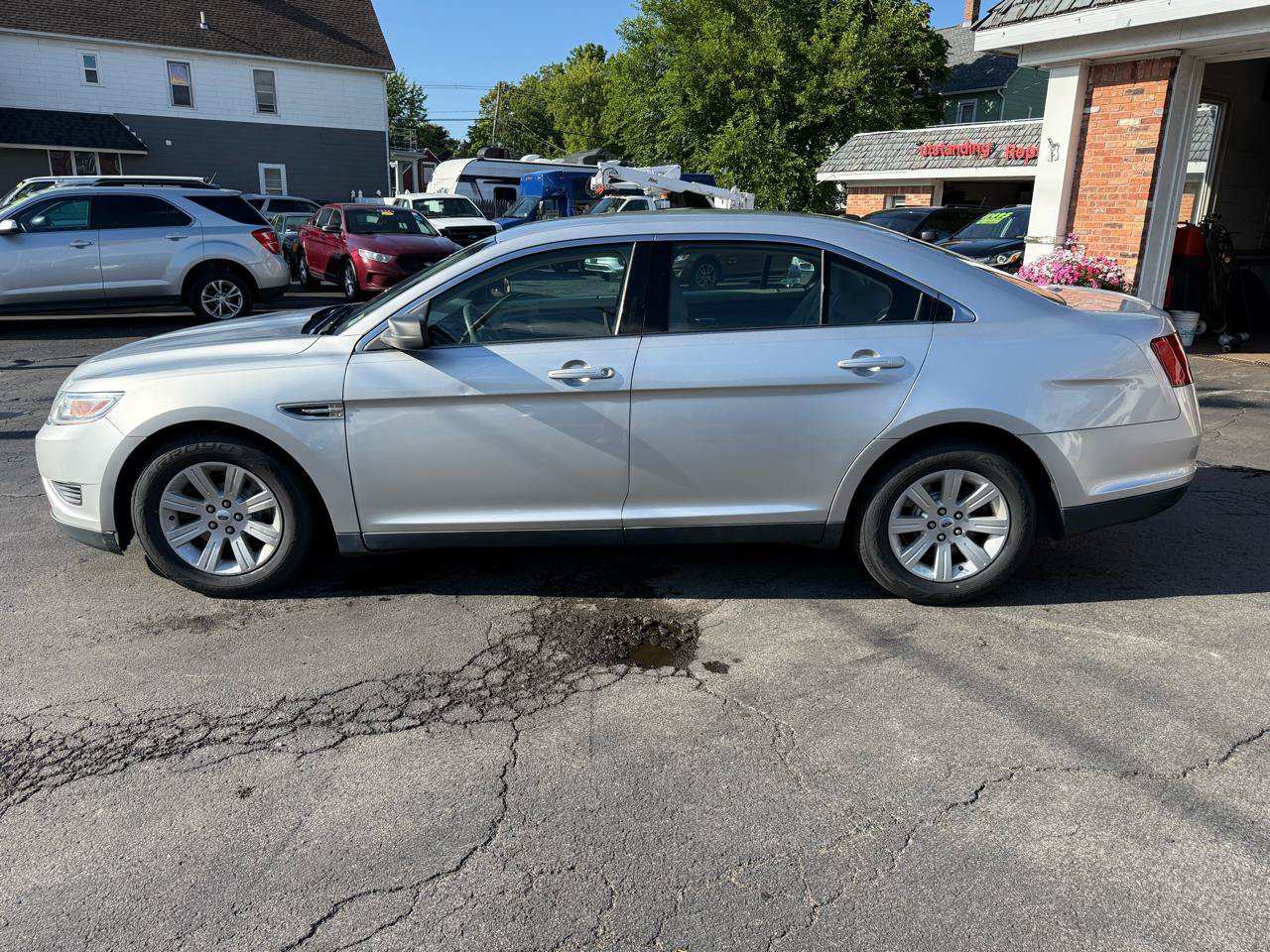 Used 2011 Ford Taurus SE FWD image 8