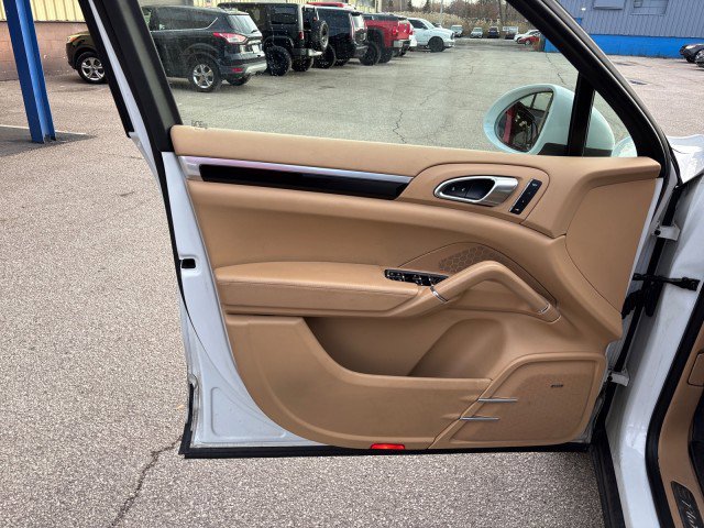 Used 2017 Porsche Cayenne Platinum Edition image 9