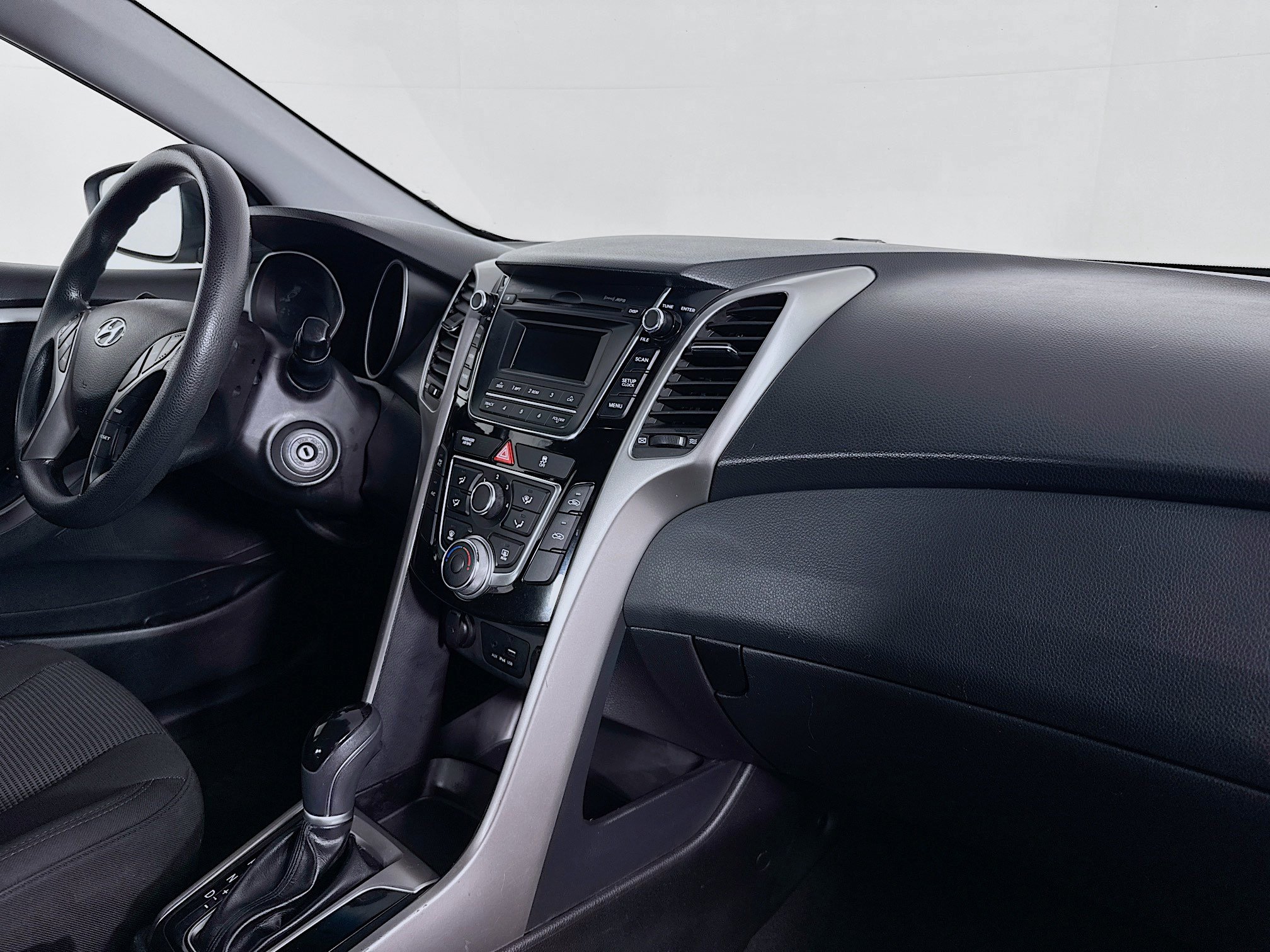 Used 2017 Hyundai Elantra GT image 46