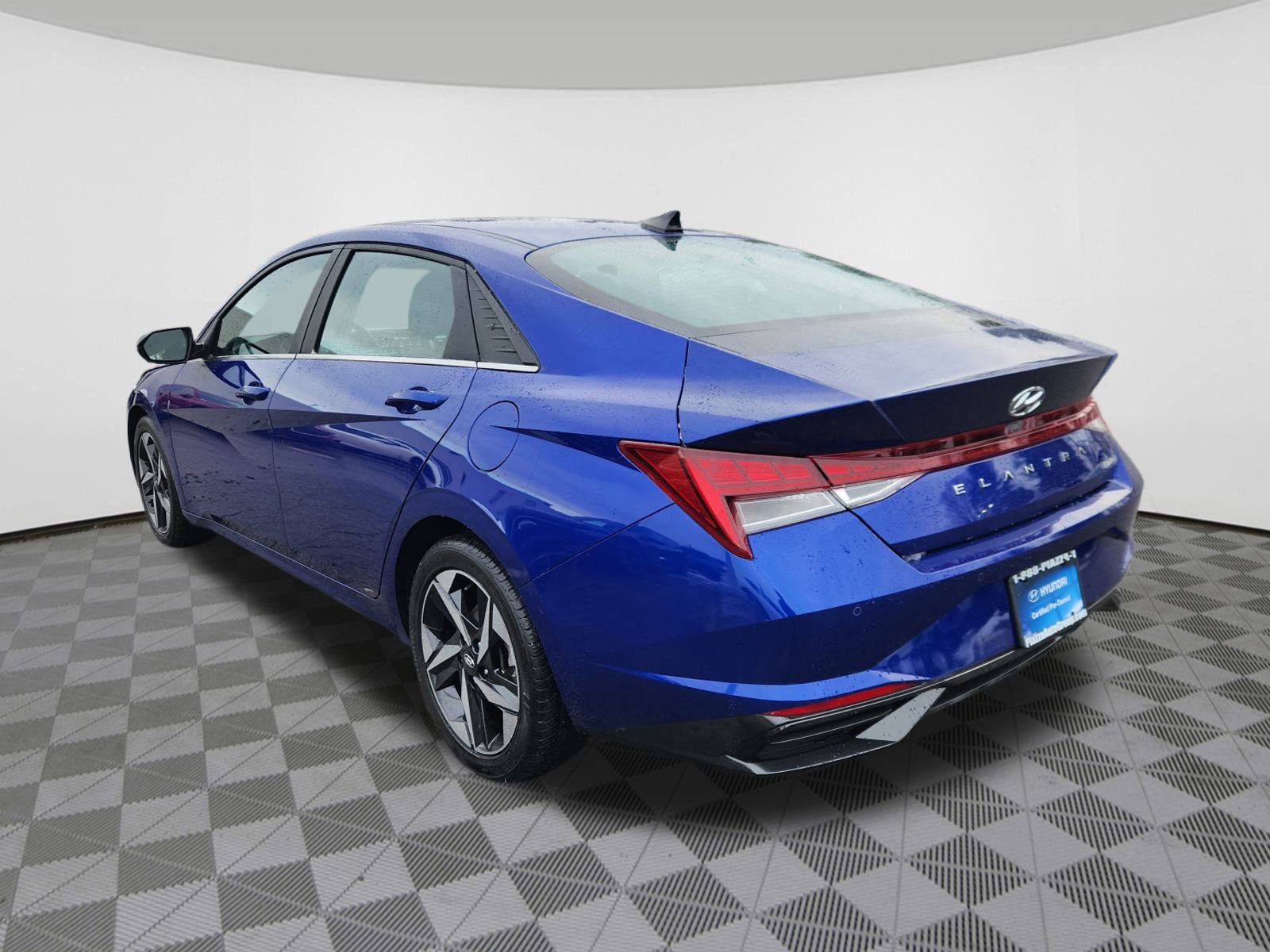 Certified 2023 Hyundai Elantra Limited w/ Preferred Accessory Package image 3