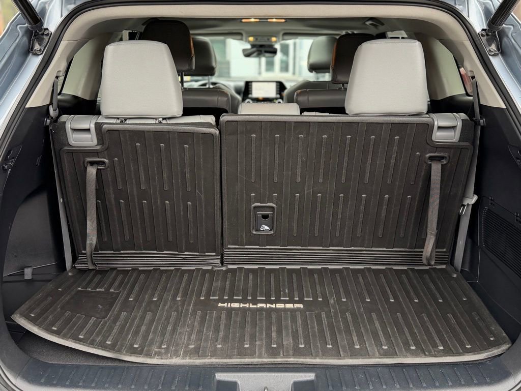 Used 2022 Toyota Highlander XLE AWD/4WD image 5