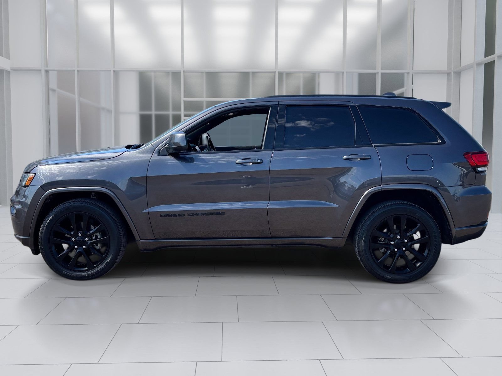Used 2019 Jeep Grand Cherokee Altitude AWD/4WD image 3