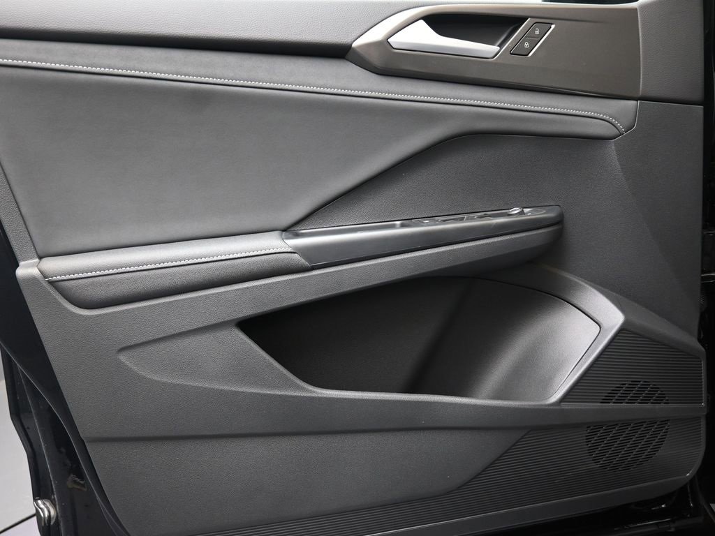 New 2025 Volkswagen Taos SE image 23