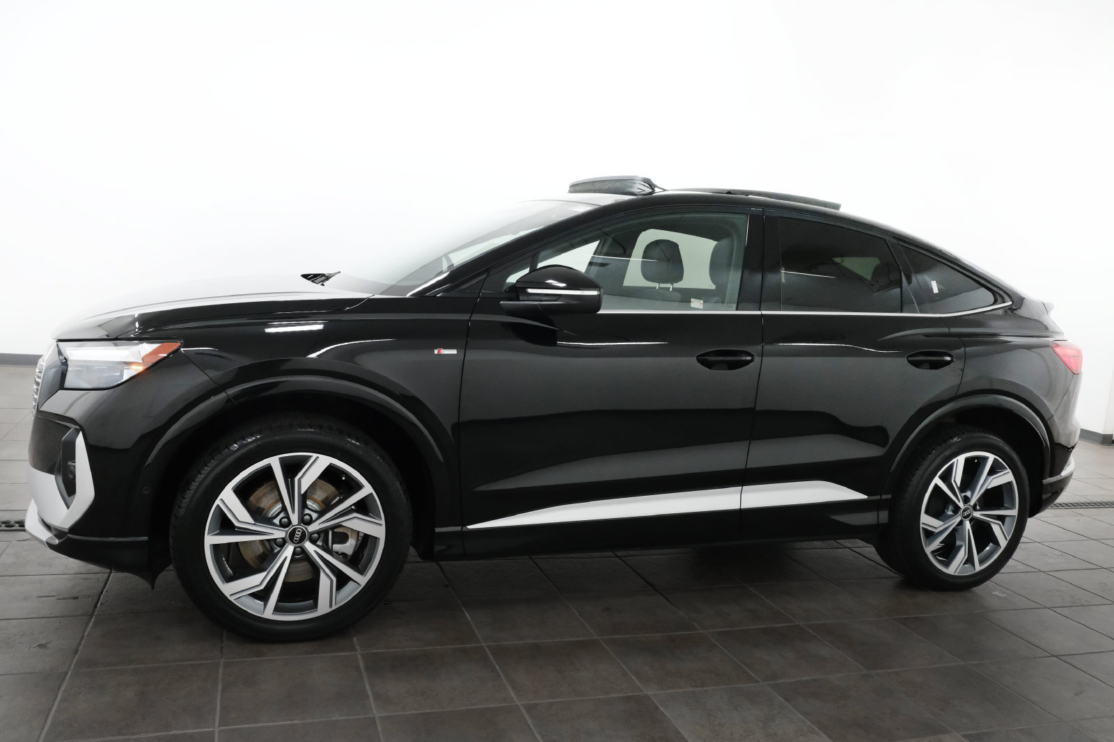 Used 2023 Audi Q4 e-tron Premium Plus w/ Premium Plus AWD/4WD image 3