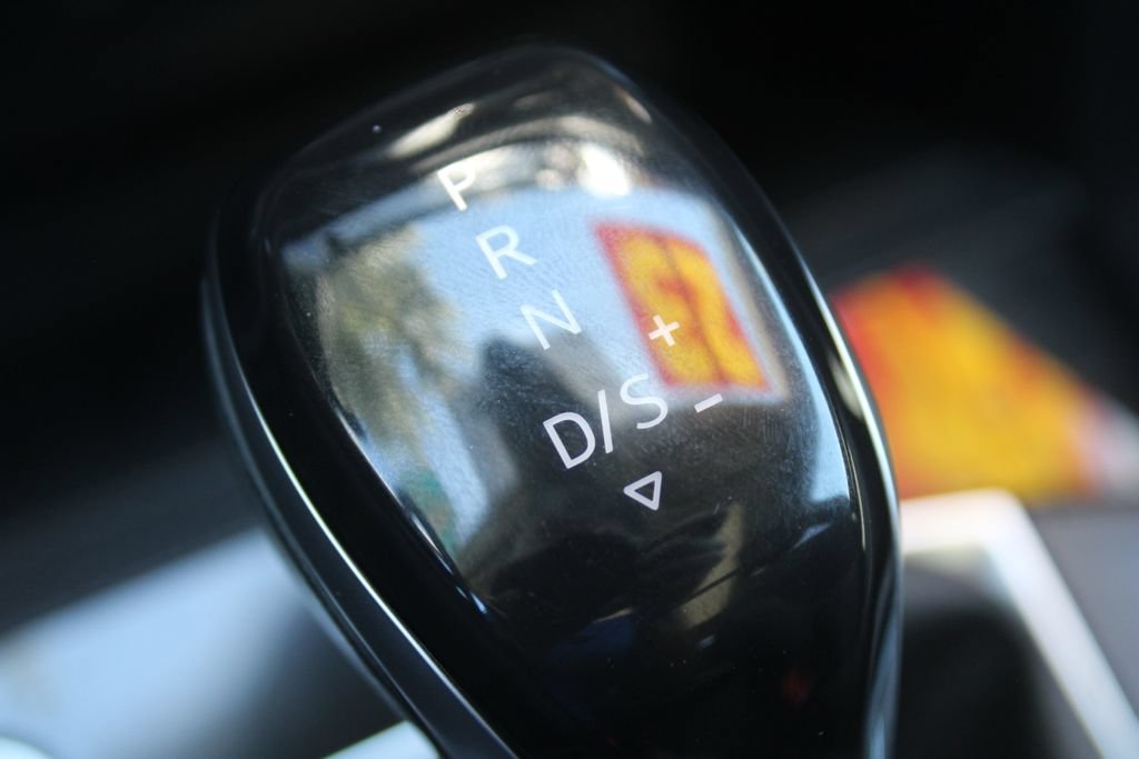 Used 2023 Volkswagen Taos SE w/ Panoramic Sunroof Package FWD image 36