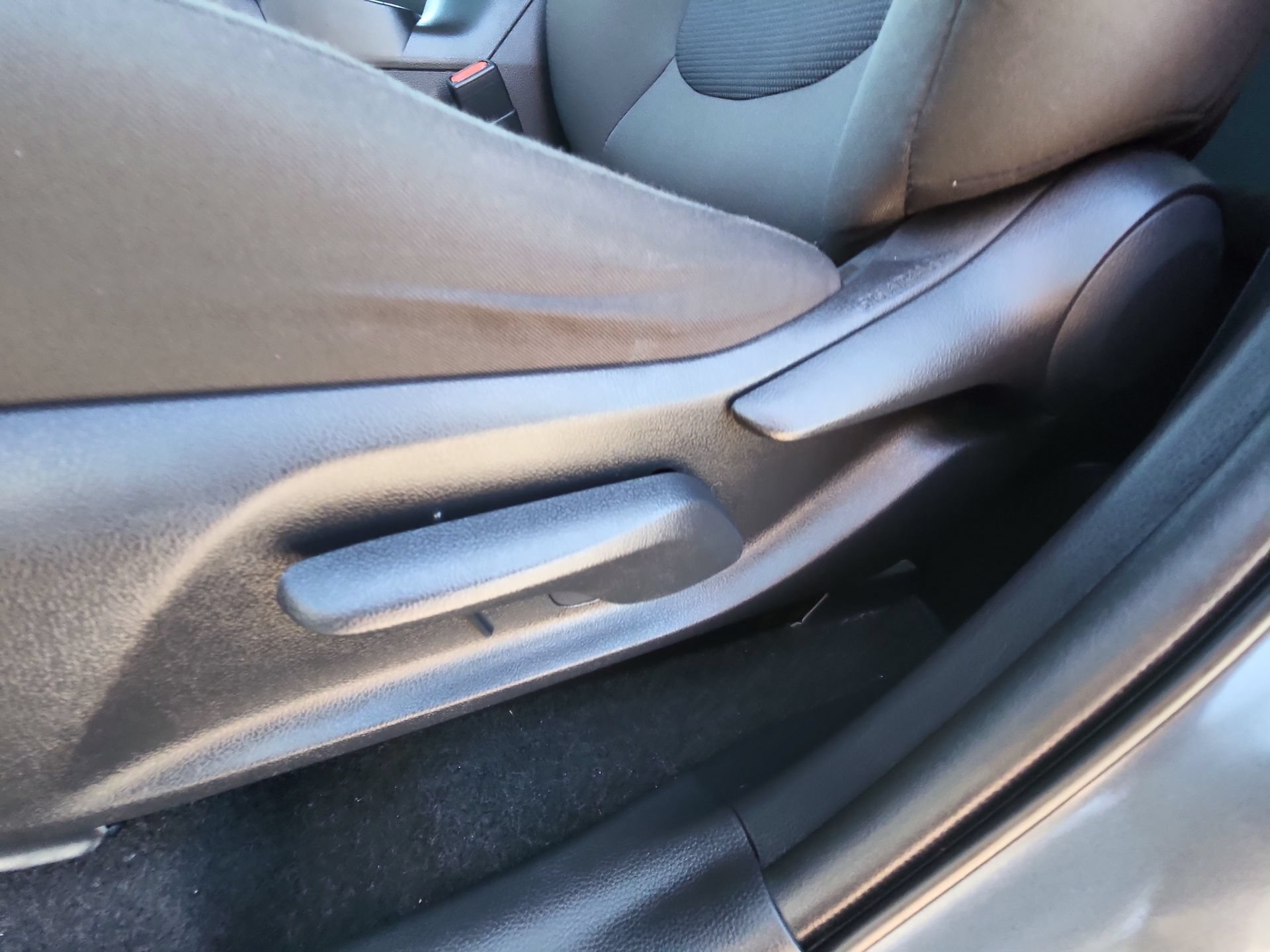Used 2021 Toyota RAV4 LE AWD/4WD image 14