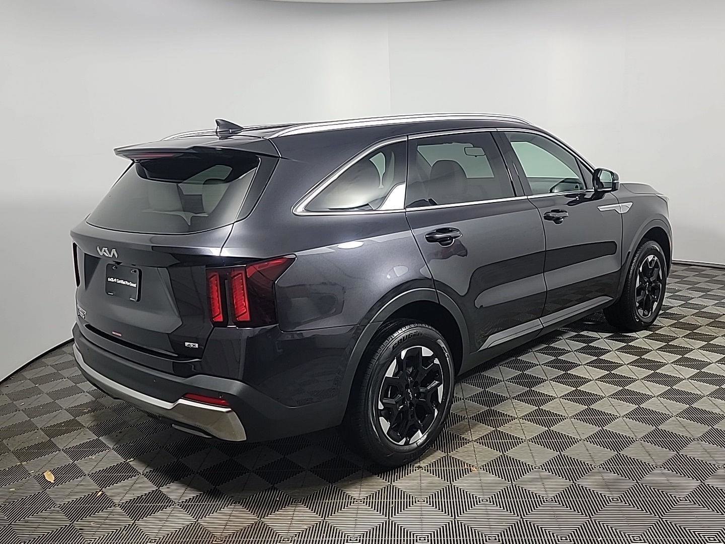 Used 2025 Kia Sorento S image 4