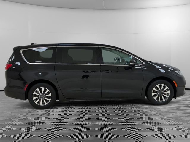 Used 2024 Chrysler Pacifica Select image 2