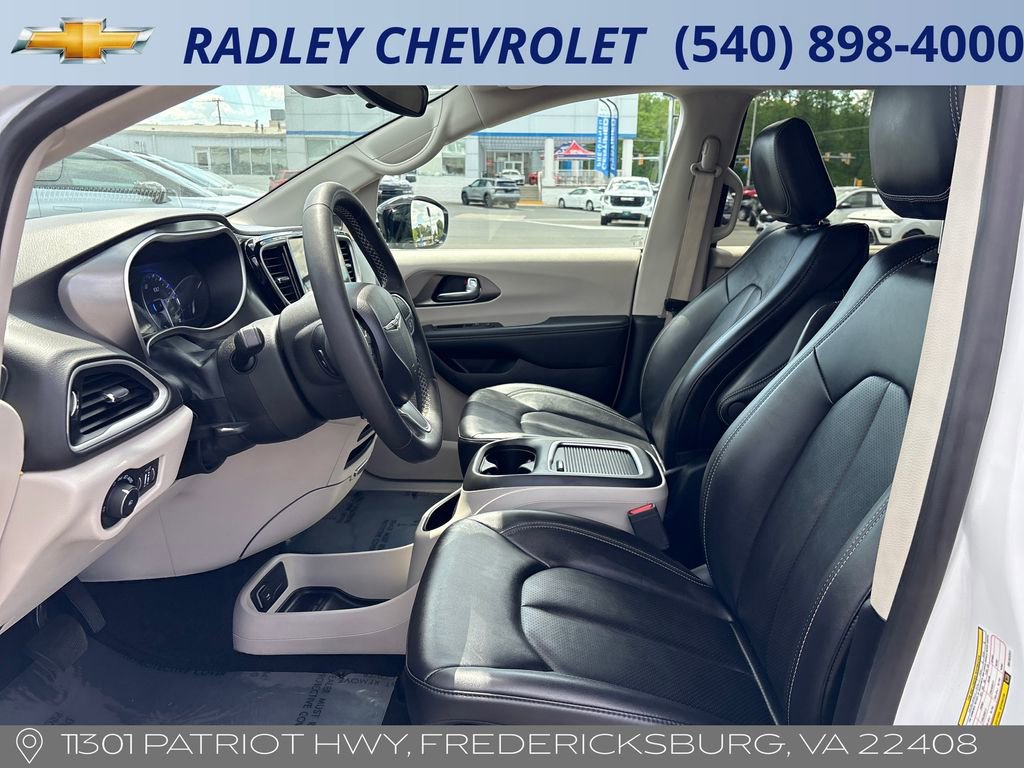 Used 2024 Chrysler Pacifica Touring-L FWD image 6