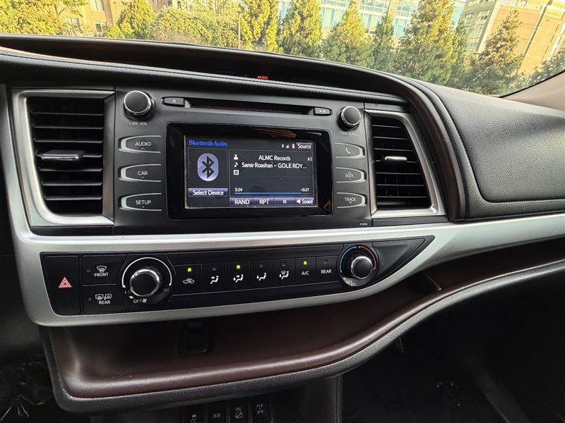 Used 2019 Toyota Highlander LE AWD/4WD image 37