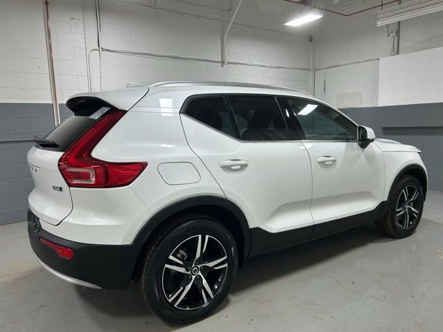Used 2025 Volvo XC40 B5 Core AWD/4WD image 2