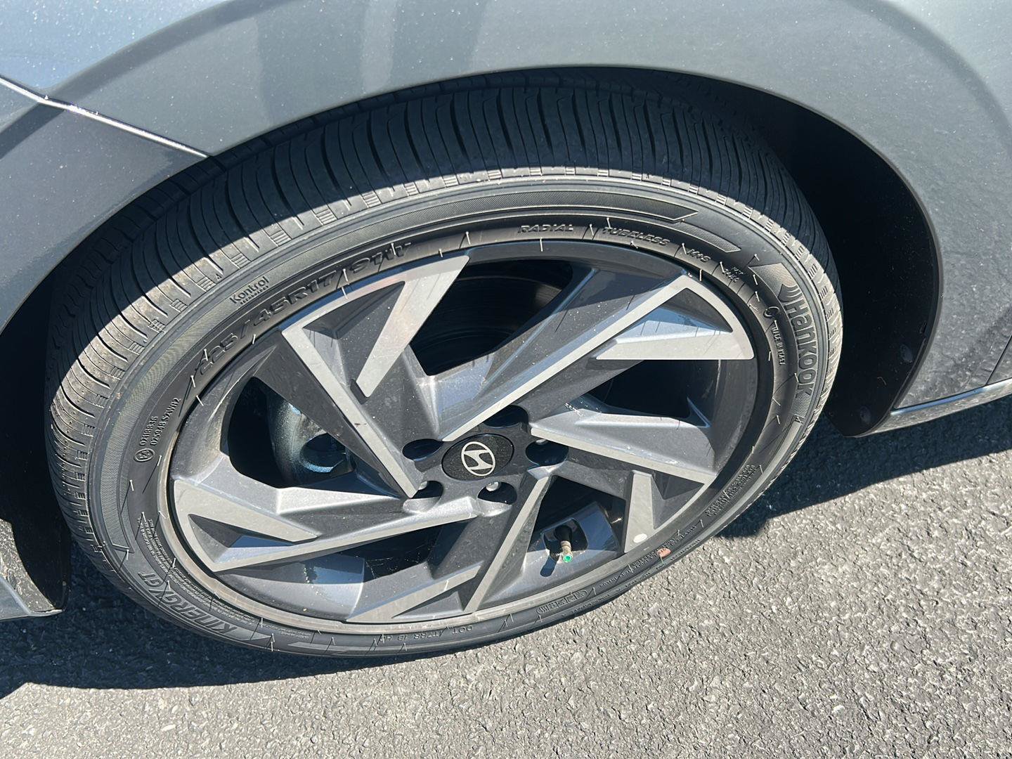 Certified 2025 Hyundai Elantra Limited FWD image 3