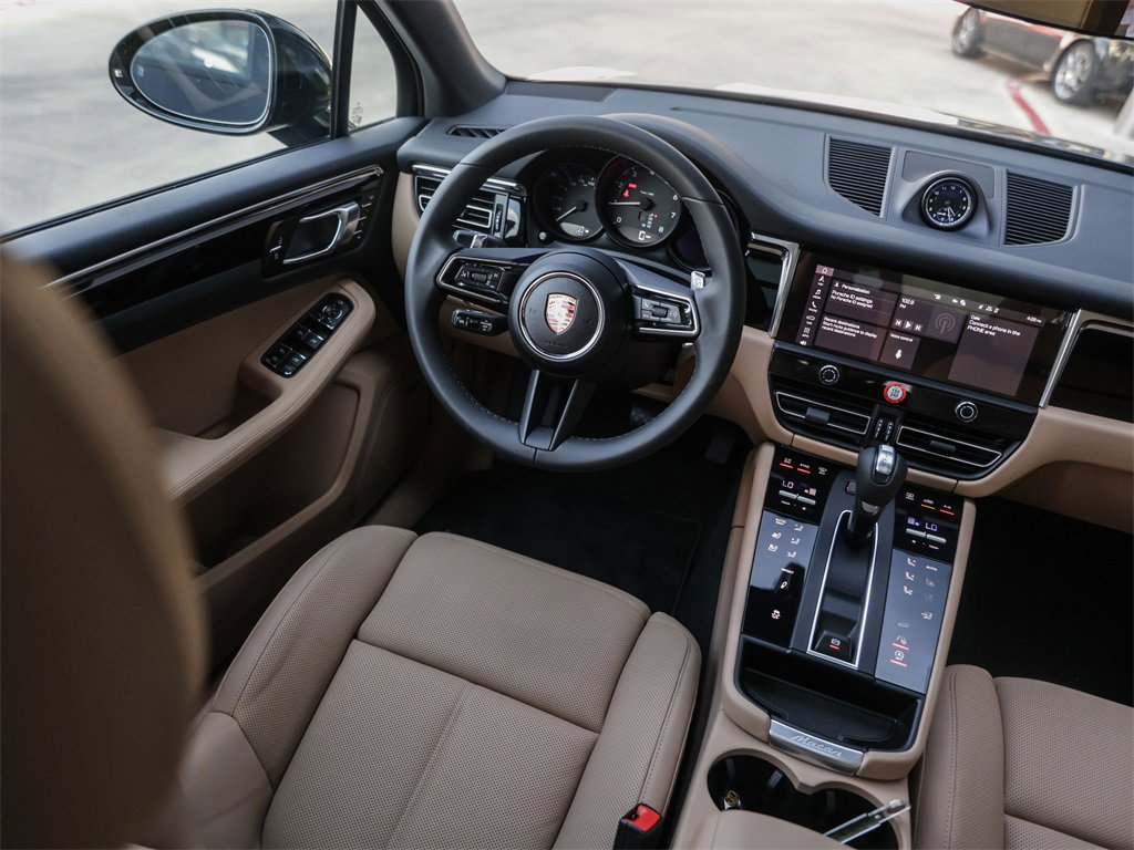 Used 2025 Porsche Macan image 32