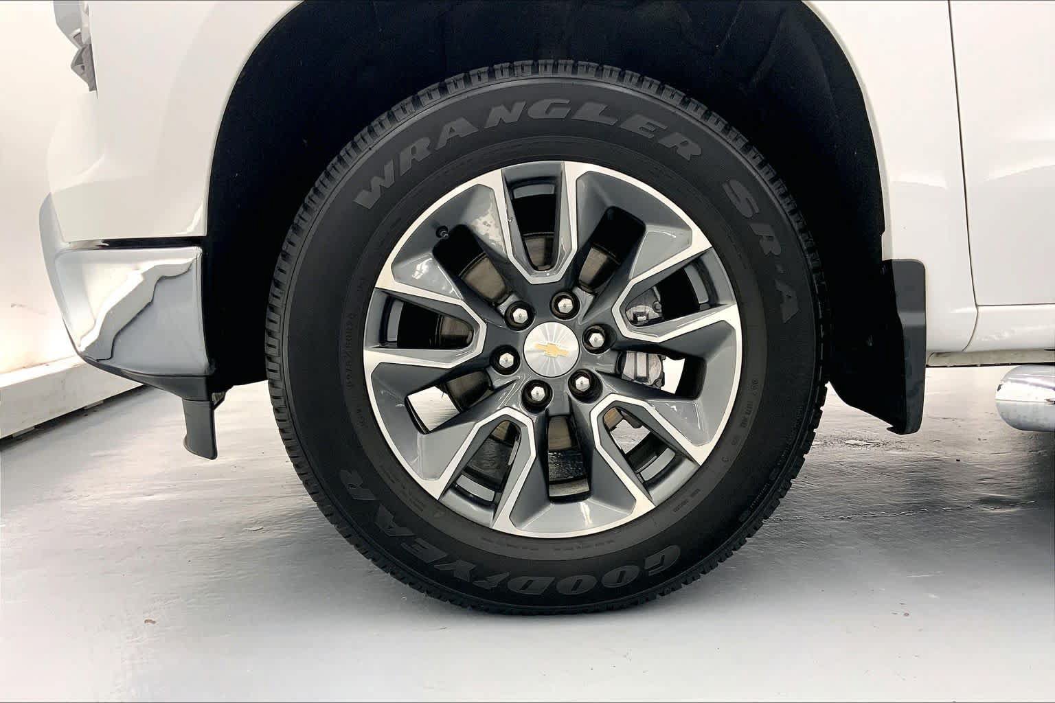 Used 2023 Chevrolet Silverado 1500 LT AWD/4WD image 6