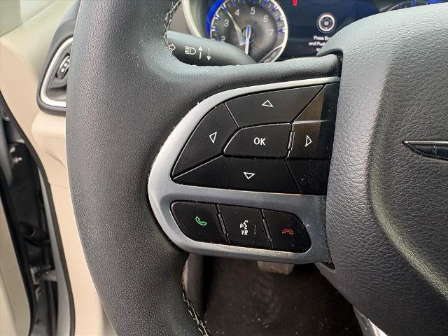 Used 2024 Chrysler Pacifica Touring-L image 8