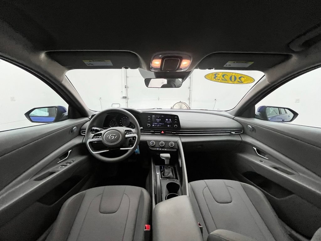 Used 2023 Hyundai Elantra SE FWD image 4