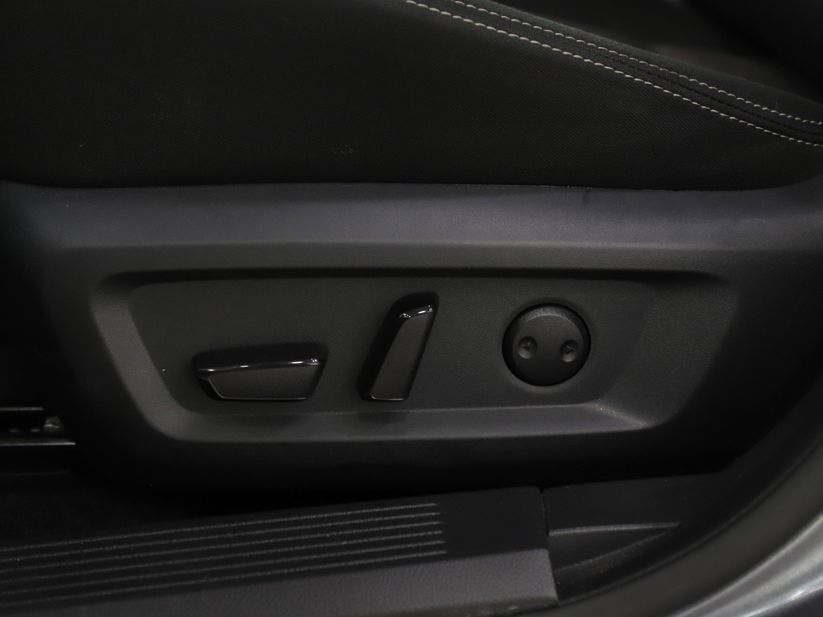 Used 2025 Nissan Rogue SV image 29