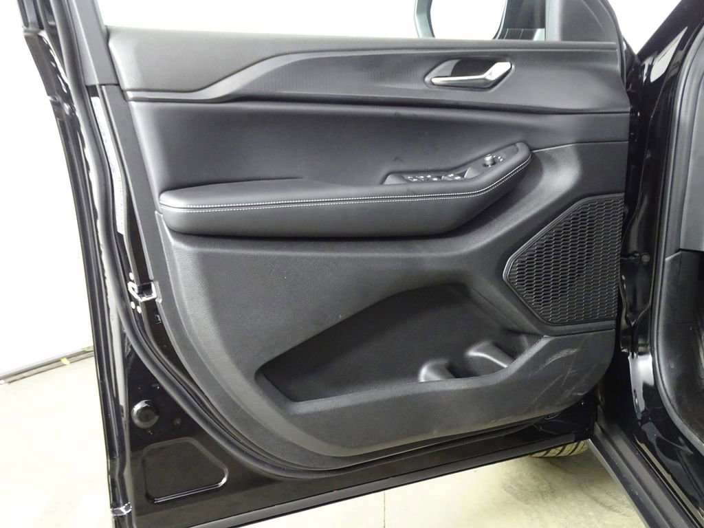 New 2025 Jeep Grand Cherokee L Laredo image 18