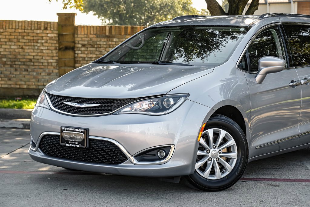 Used 2019 Chrysler Pacifica Touring-L image 10