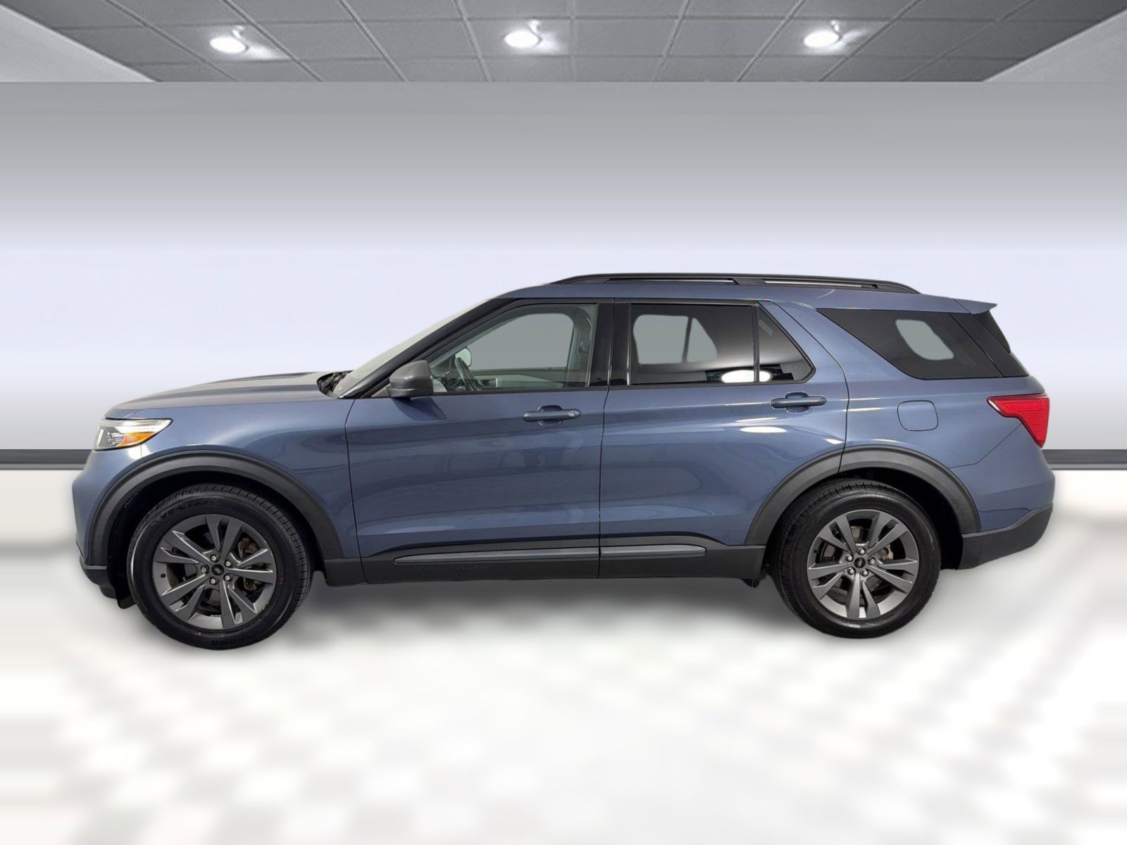 Used 2021 Ford Explorer XLT w/ Equipment Group 202A RWD image 2
