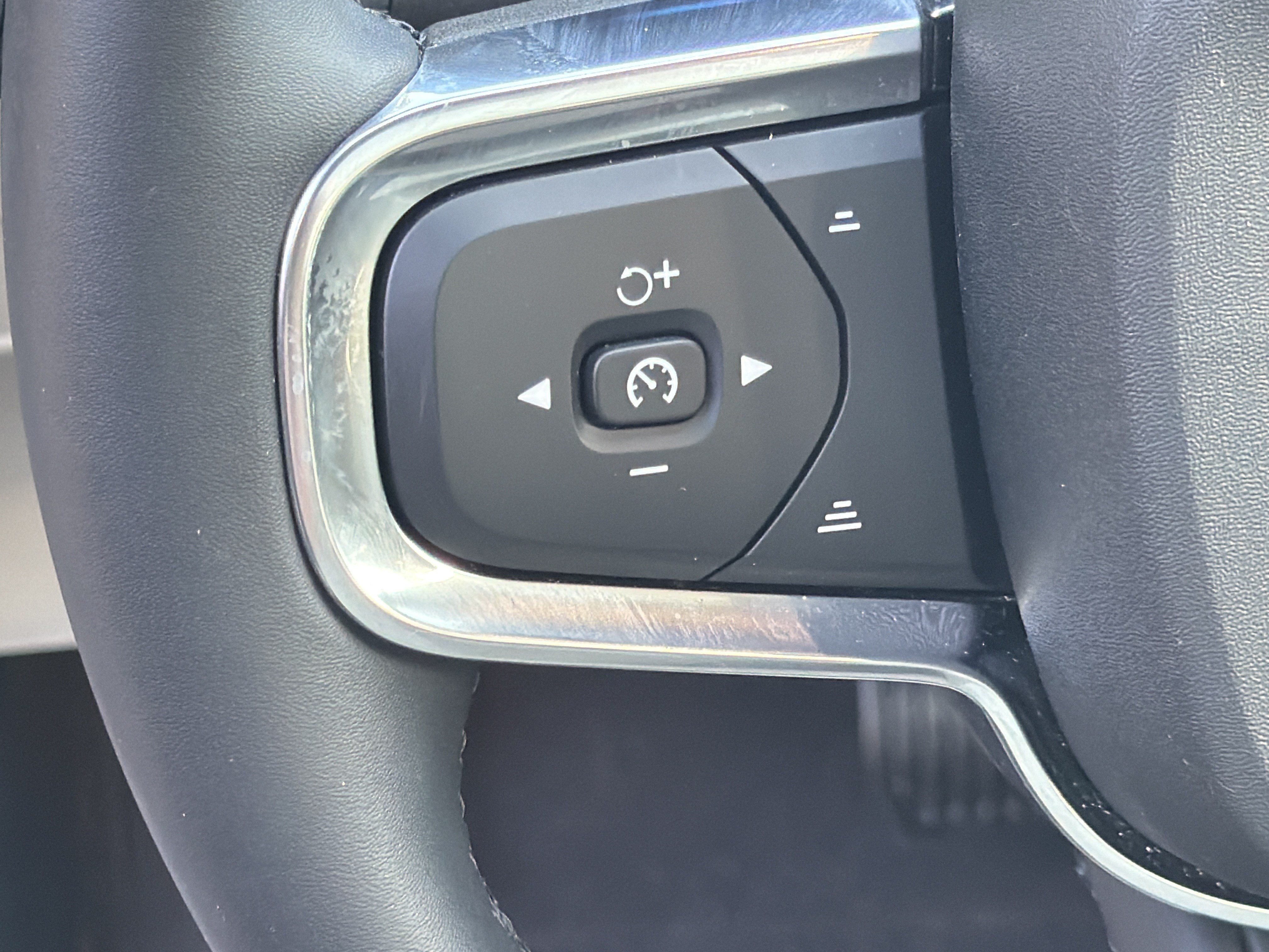 Certified 2023 Volvo XC40 B4 Plus w/ Protection Package Premier FWD image 19