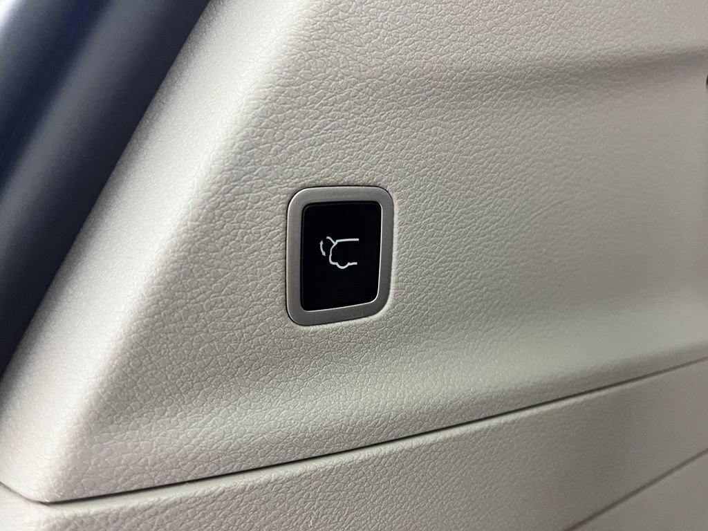 Used 2024 Chrysler Pacifica Limited FWD image 12