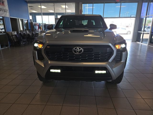Used 2025 Toyota Tacoma TRD Sport AWD/4WD image 3