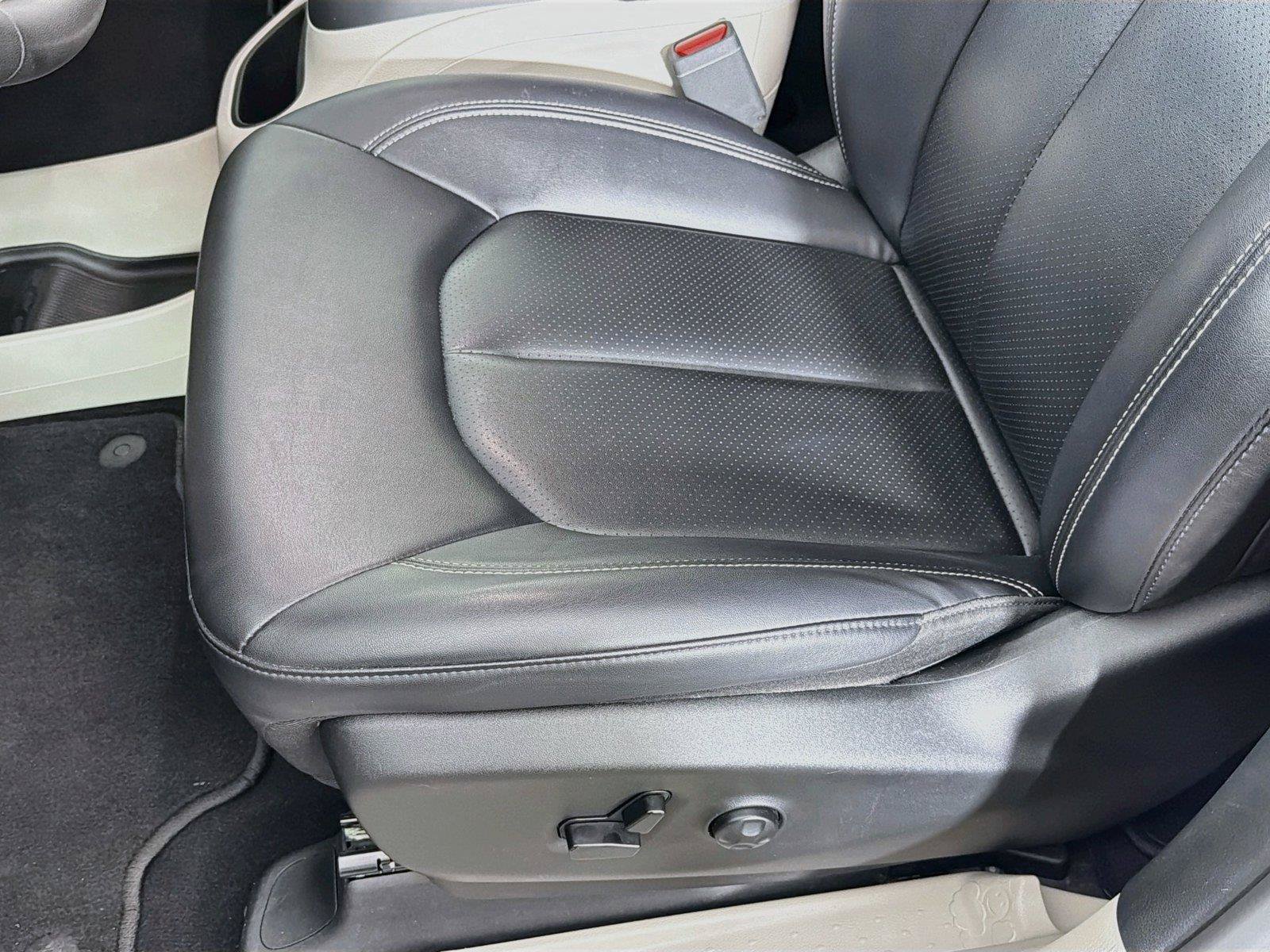 Used 2024 Chrysler Pacifica Touring-L FWD image 15