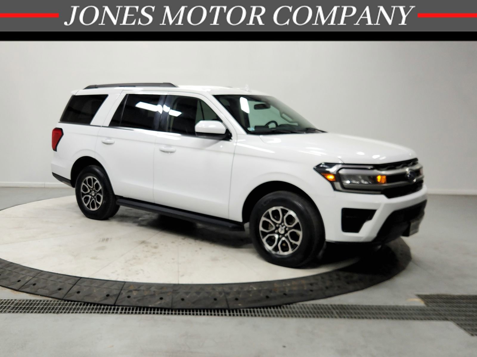 Used 2024 Ford Expedition XLT image 1