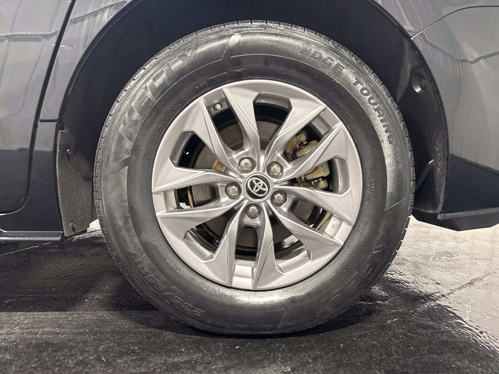 Used 2024 Toyota Sienna XLE FWD image 9