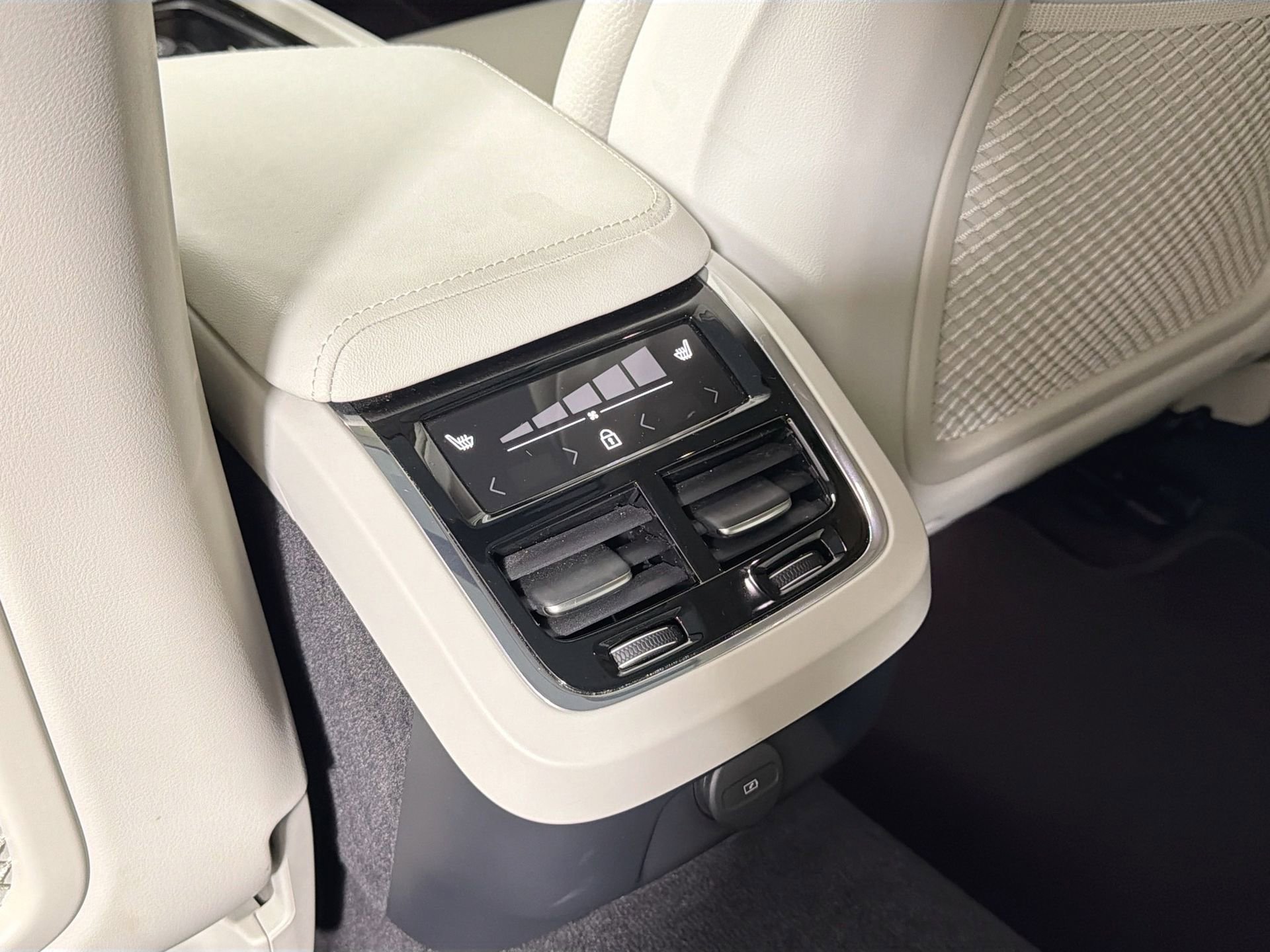 Certified 2024 Volvo S60 B5 Ultimate w/ Climate Package image 27