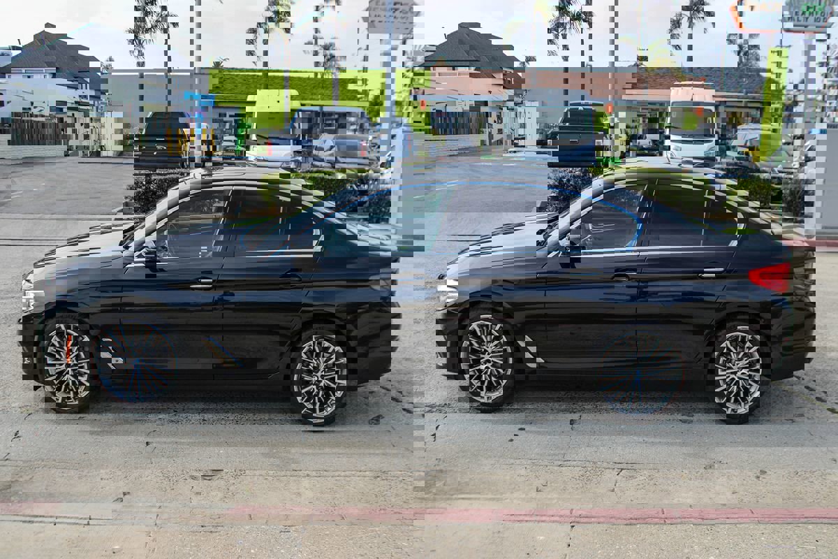 Used 2018 BMW 530i Sedan w/ Premium Package image 2