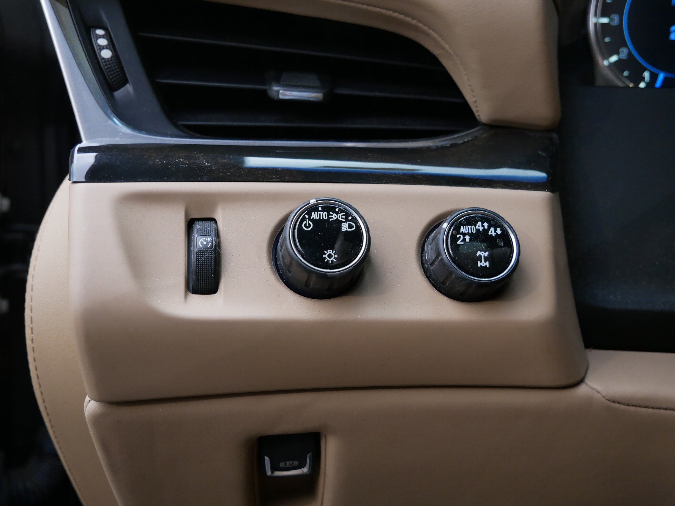 Used 2018 Cadillac Escalade Platinum AWD/4WD image 8