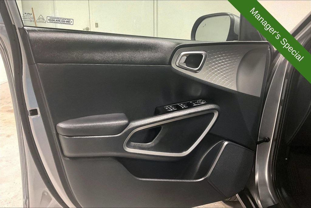 Used 2025 Kia Soul LX w/ LX Technology Package FWD image 21