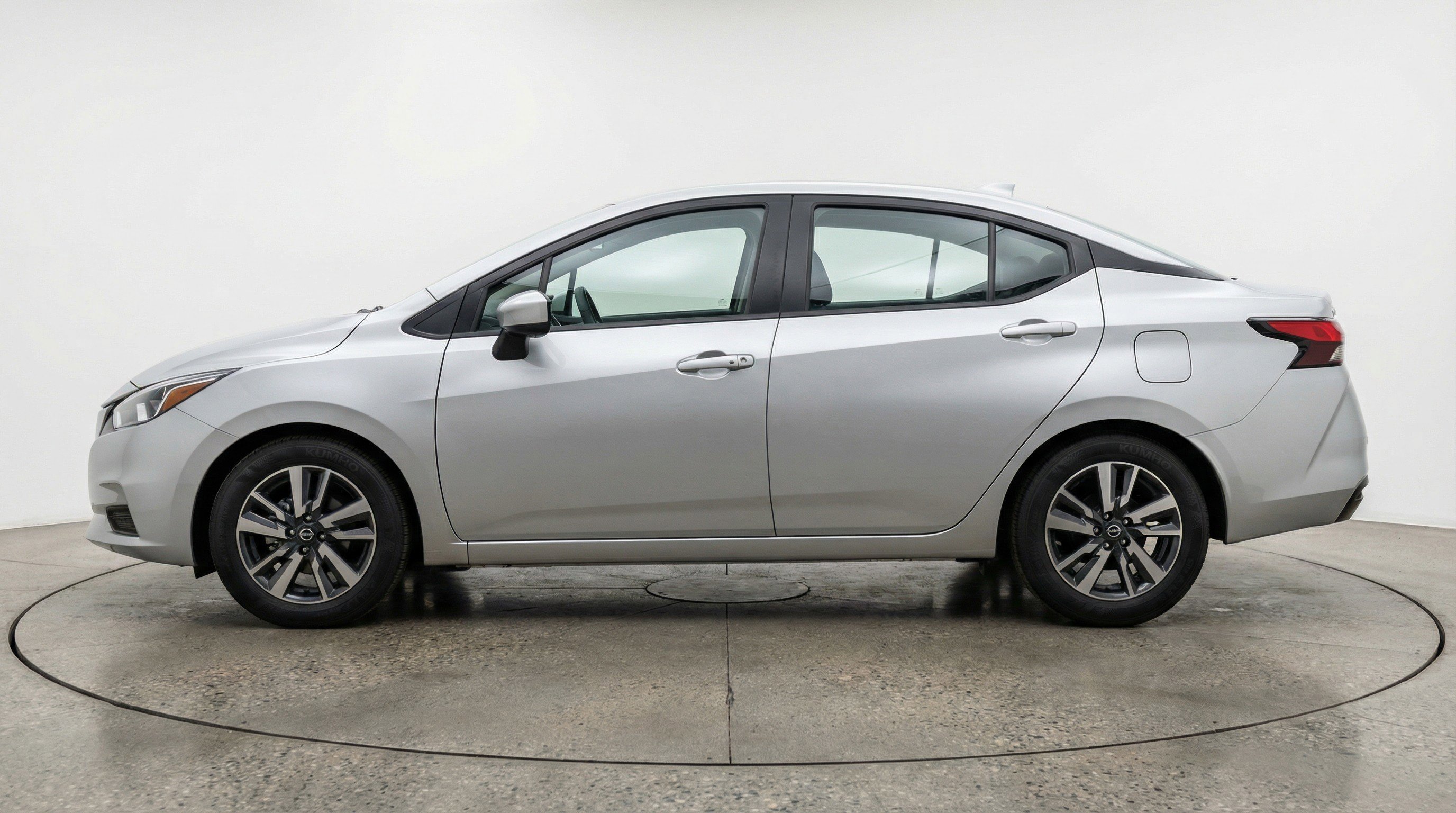 Used 2025 Nissan Versa SV image 5