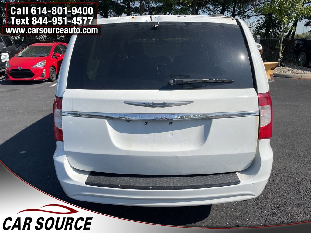 Used 2014 Chrysler Town & Country Touring image 9
