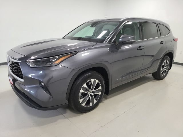 Used 2022 Toyota Highlander XLE FWD image 3