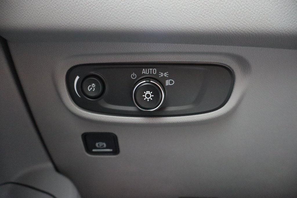 Used 2022 GMC Terrain SLE w/ Driver Convenience Package image 16