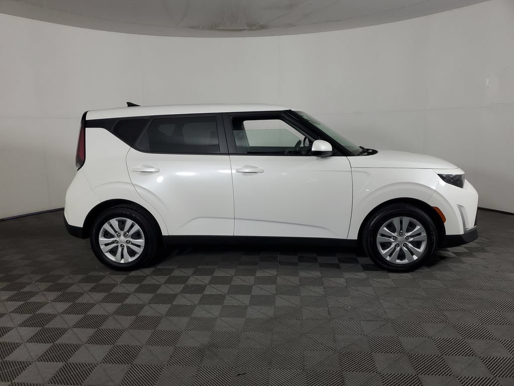 Used 2025 Kia Soul LX FWD image 3