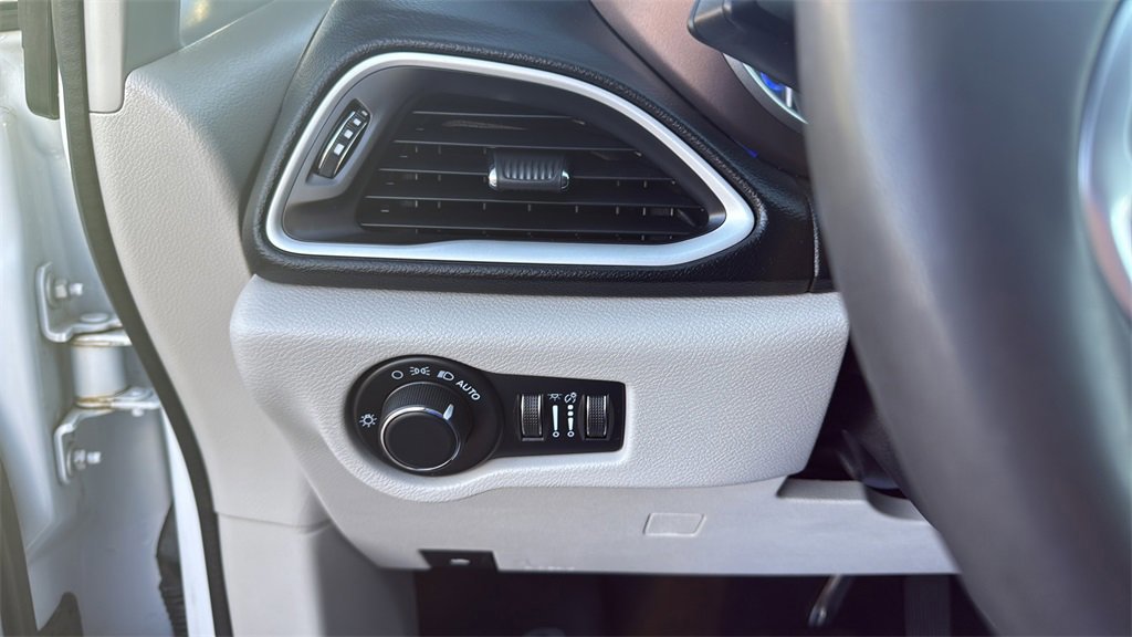 Used 2022 Chrysler Voyager LX image 23