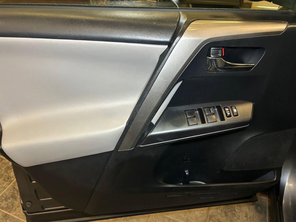 Used 2018 Toyota RAV4 XLE AWD/4WD image 22