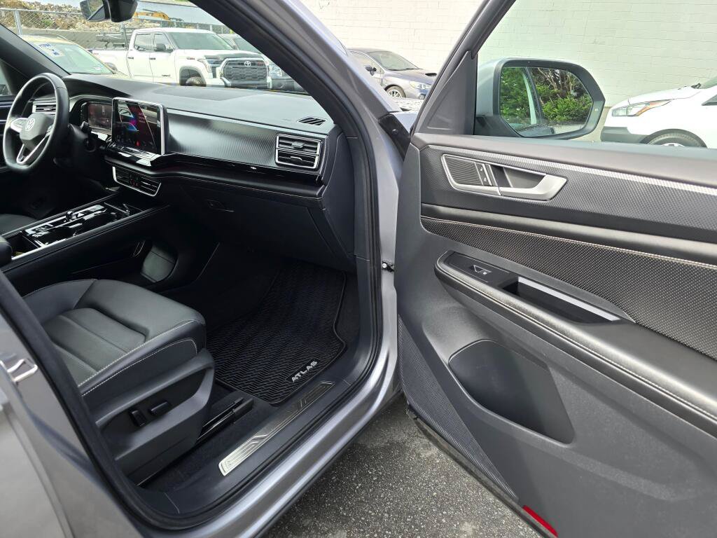 Used 2024 Volkswagen Atlas Cross Sport SEL R-Line AWD/4WD image 10