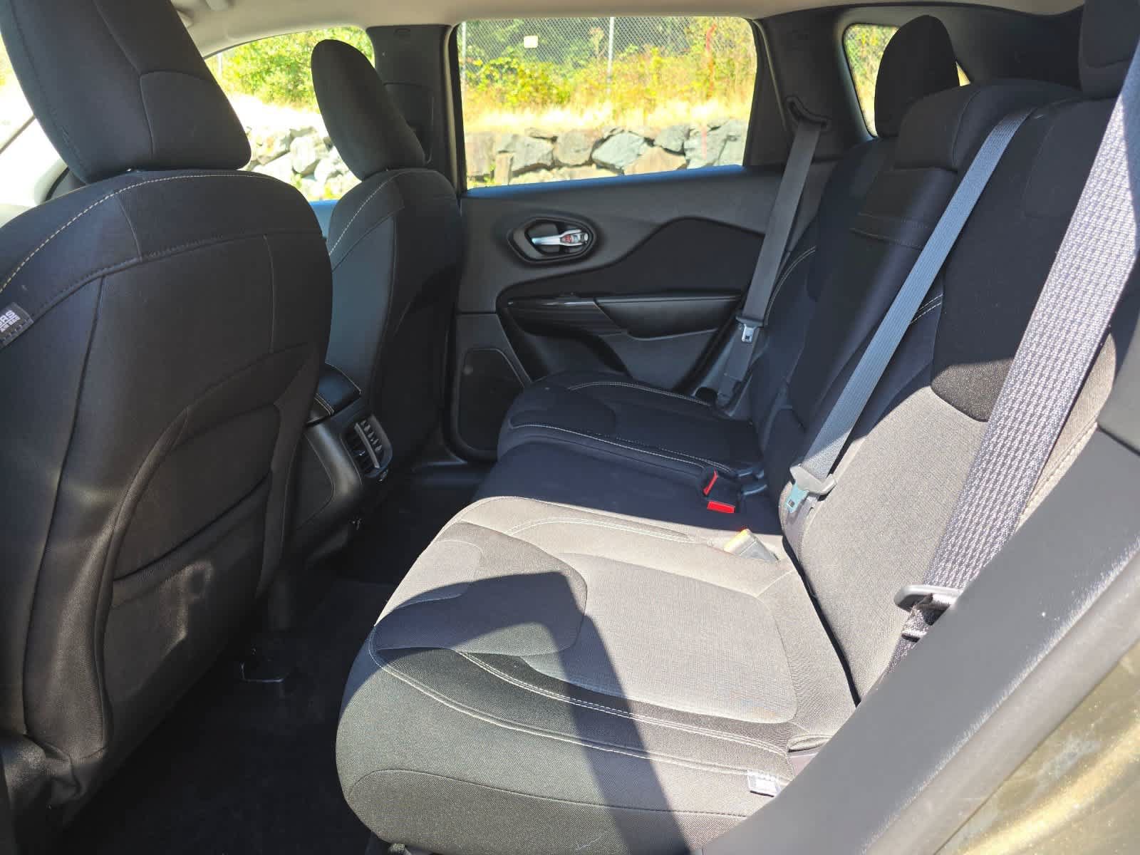Used 2015 Jeep Cherokee Latitude w/ Cold Weather Group AWD/4WD image 22