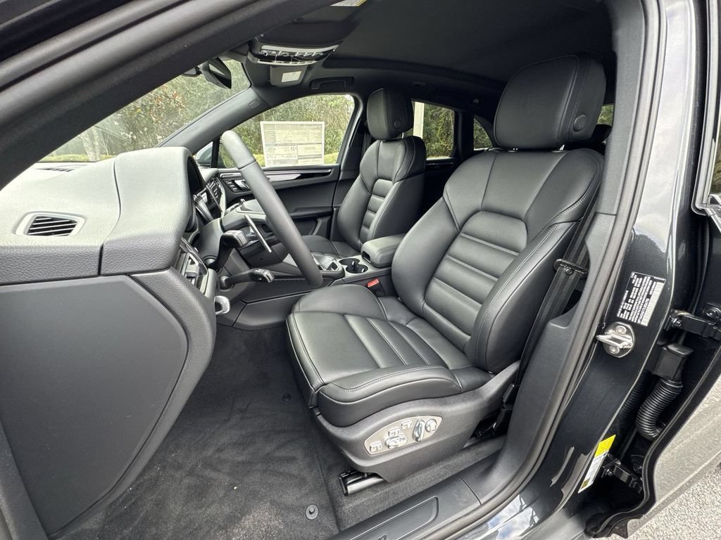 Certified 2026 Porsche Macan AWD/4WD image 5