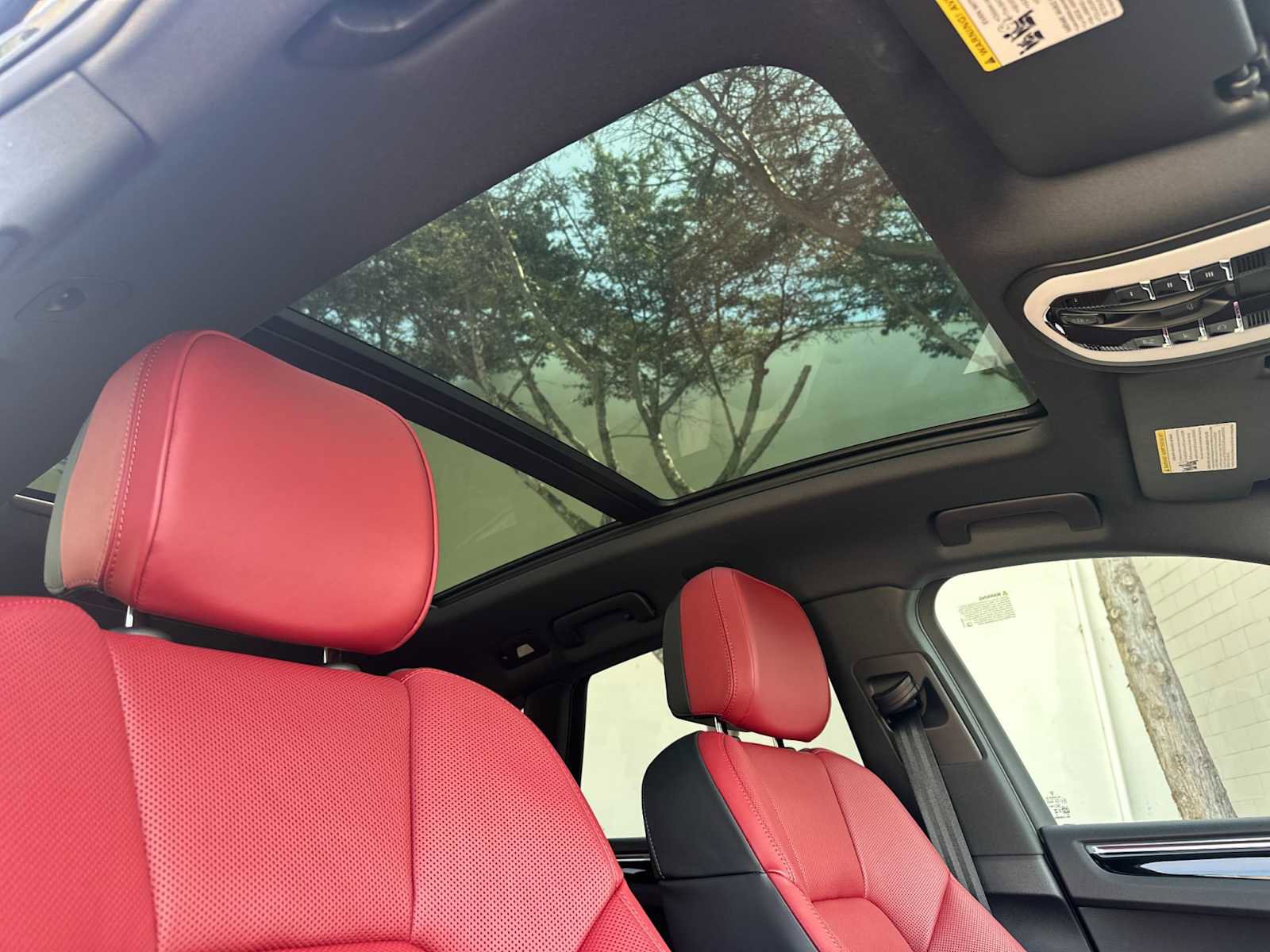 Certified 2025 Porsche Macan AWD/4WD image 17