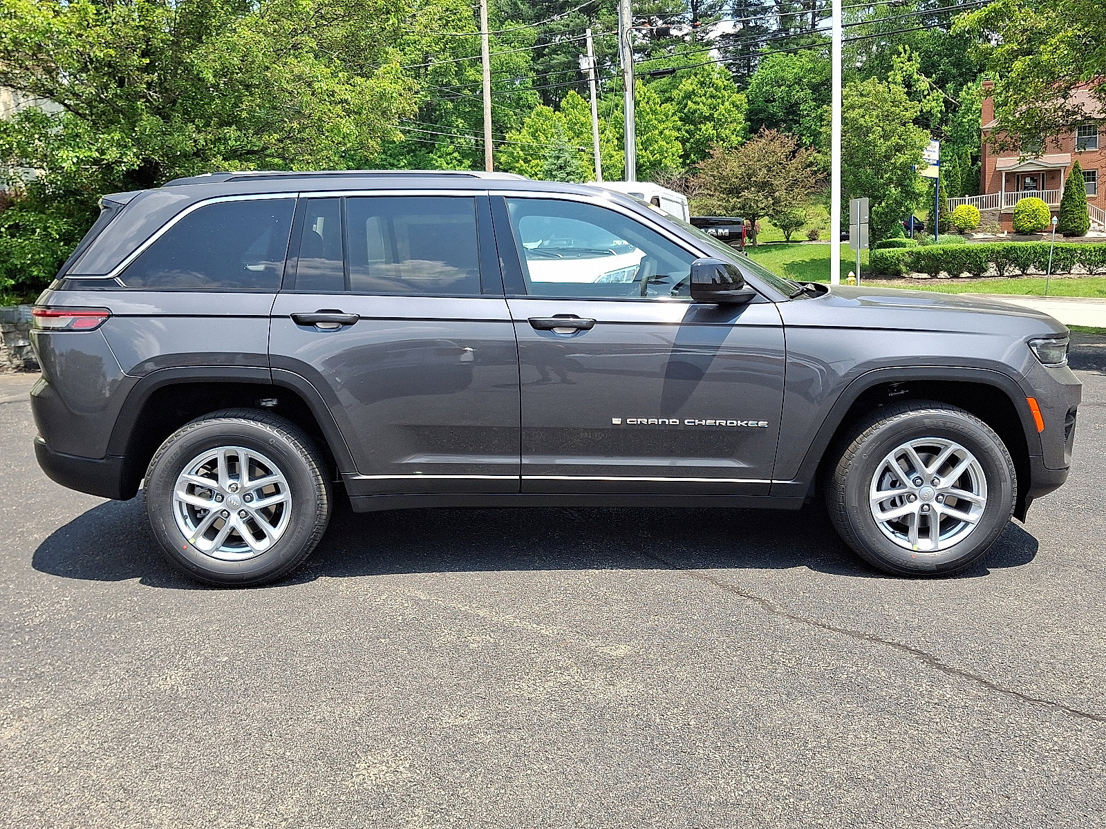 Certified 2025 Jeep Grand Cherokee Laredo X w/ Luxury Tech Group I image 7