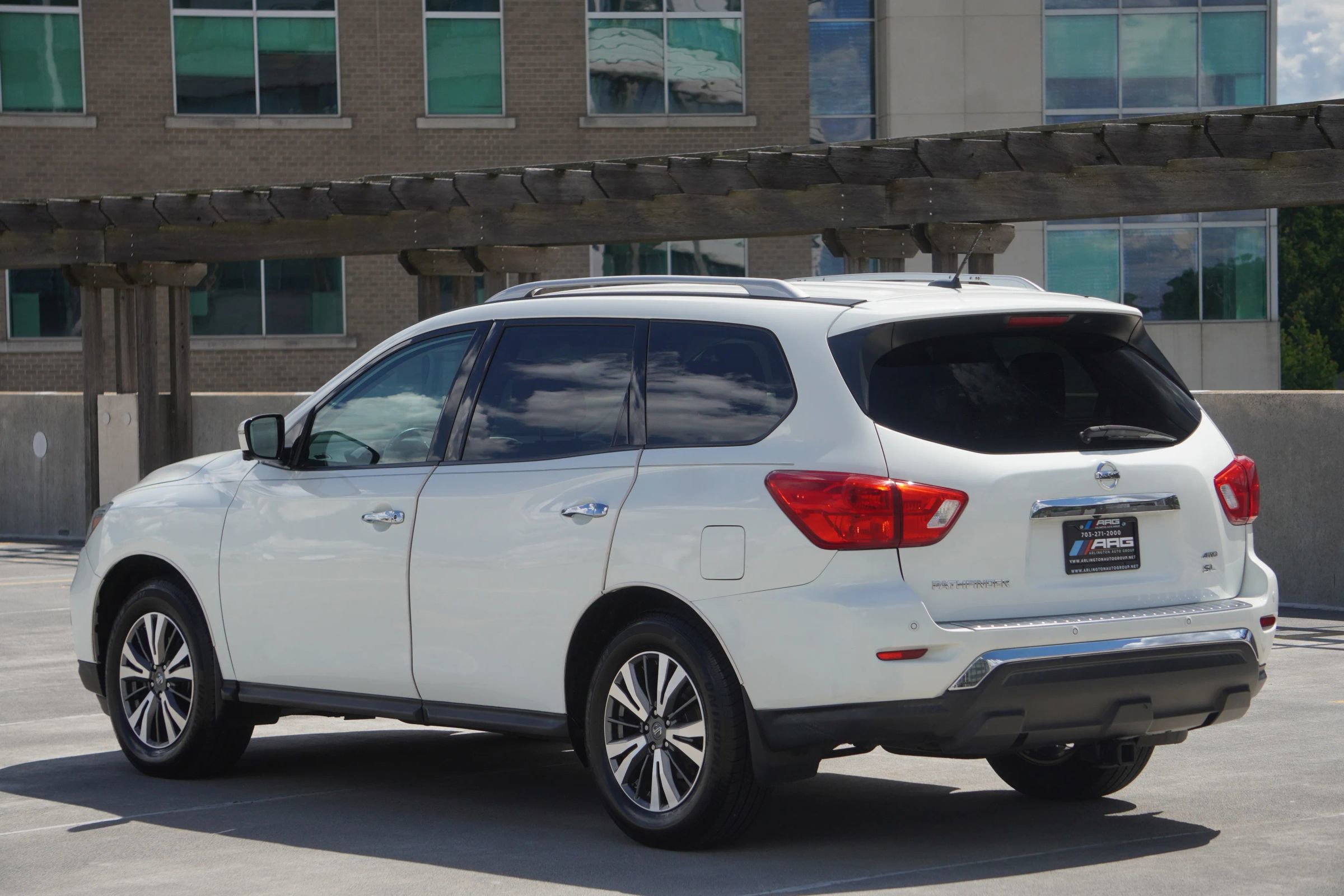 Used 2017 Nissan Pathfinder SL image 4